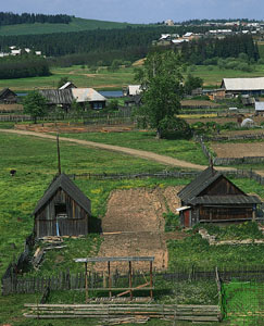 tipicna brvnara u selu u centru planina urala.jpg (30793 bytes)