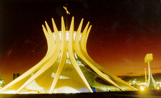 catedrl1brasilia.jpg (48692 bytes)