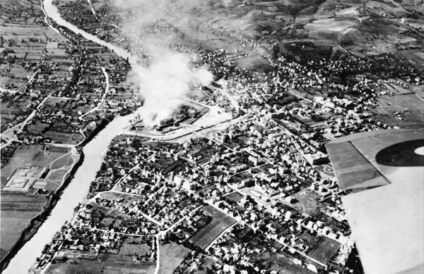 Avionski snimak nakon bombardovanja Kastela, 26. i 27. septembra 1944. 