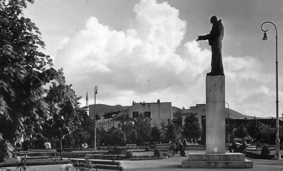 Spomenik Petru Kocicu u Gradskom parku, rad vajara Antuna Augustincica i Ivana Radauša; otkriven 6. novembra 1932. godine