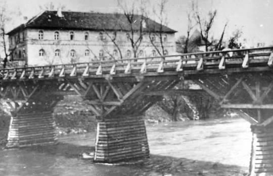 Stari drveni most na Vrbasu, graden od 1880-84. godine. Nalazio se na mjestu današnjeg mosta
