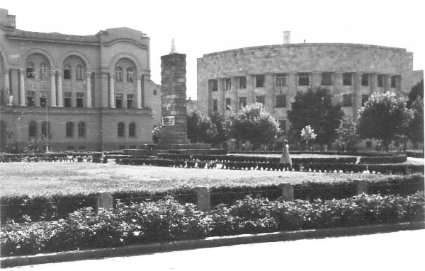 Trg palih boraca sa spomenikom palim borcima, otkrivenim 1946. godine.